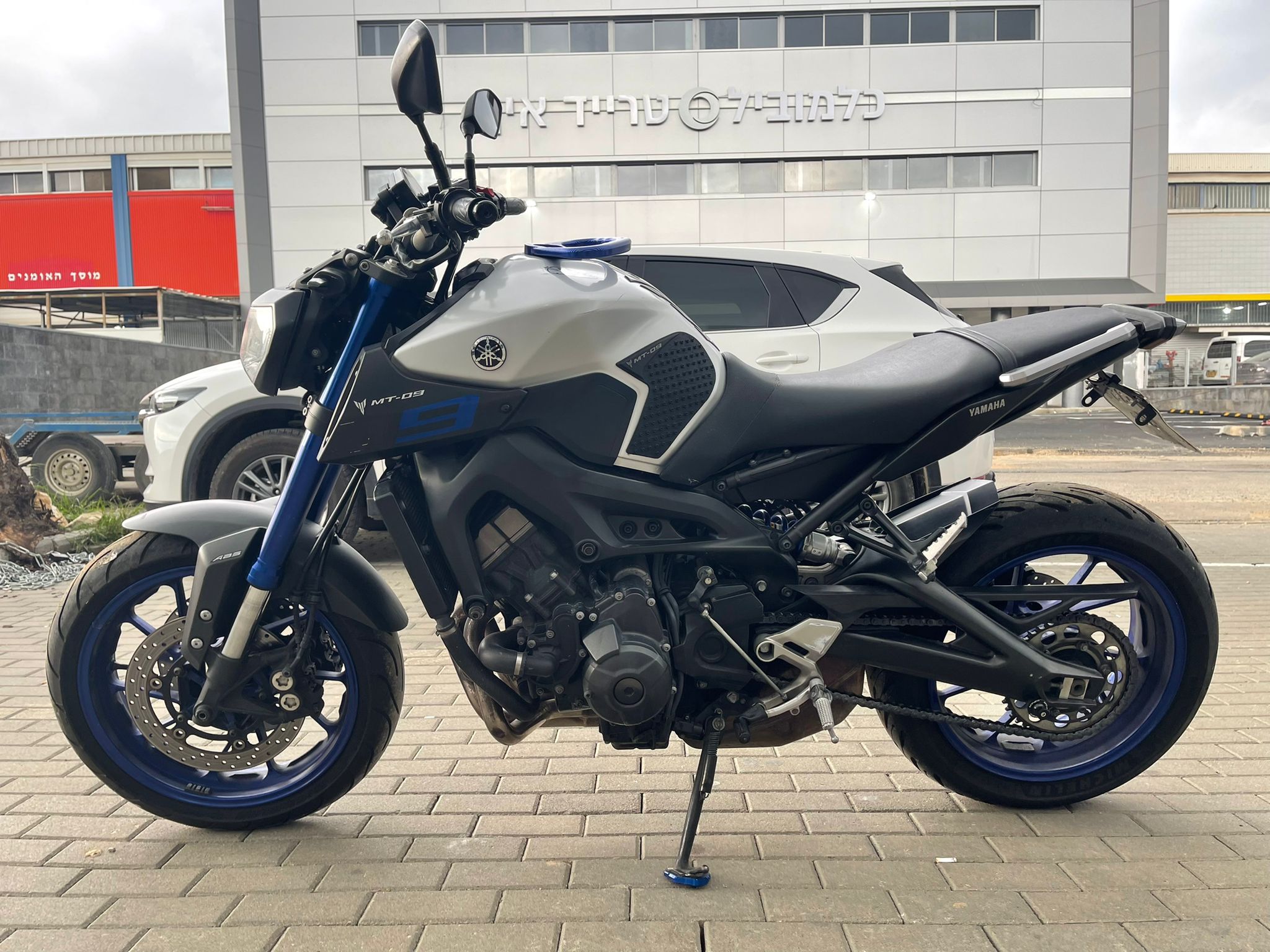 MT09